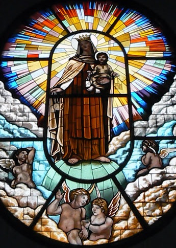 Vetrata della cattedrale di Chimbote prodotta dalla scuola vetraria dell'Operazione Mato Grosso